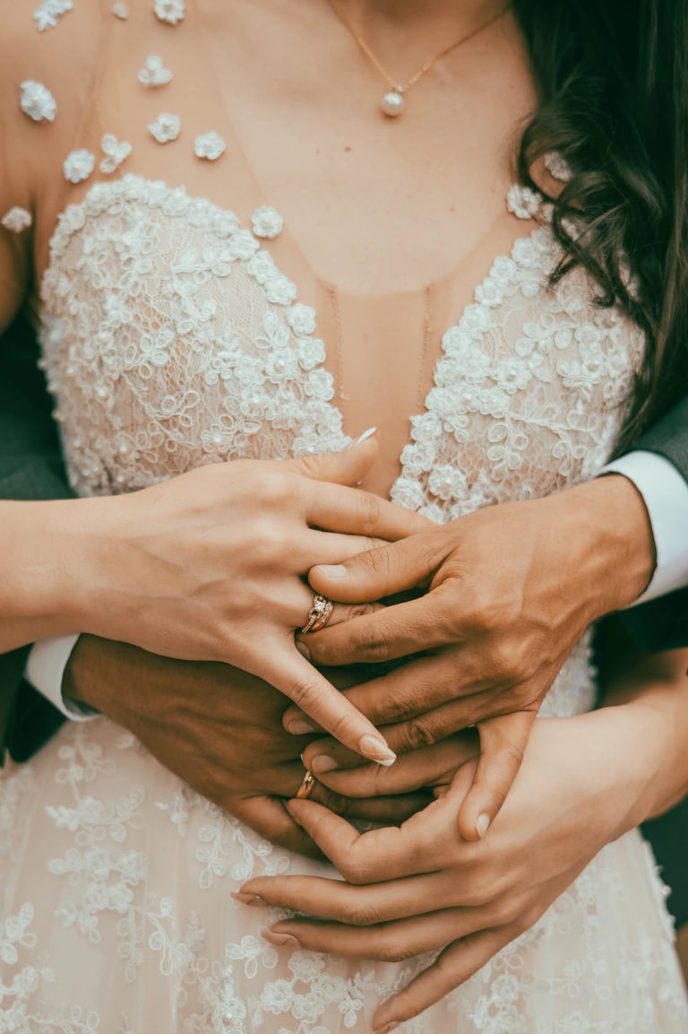 Fotografía detallada de anillos de boda en Bogotá — TheLens.