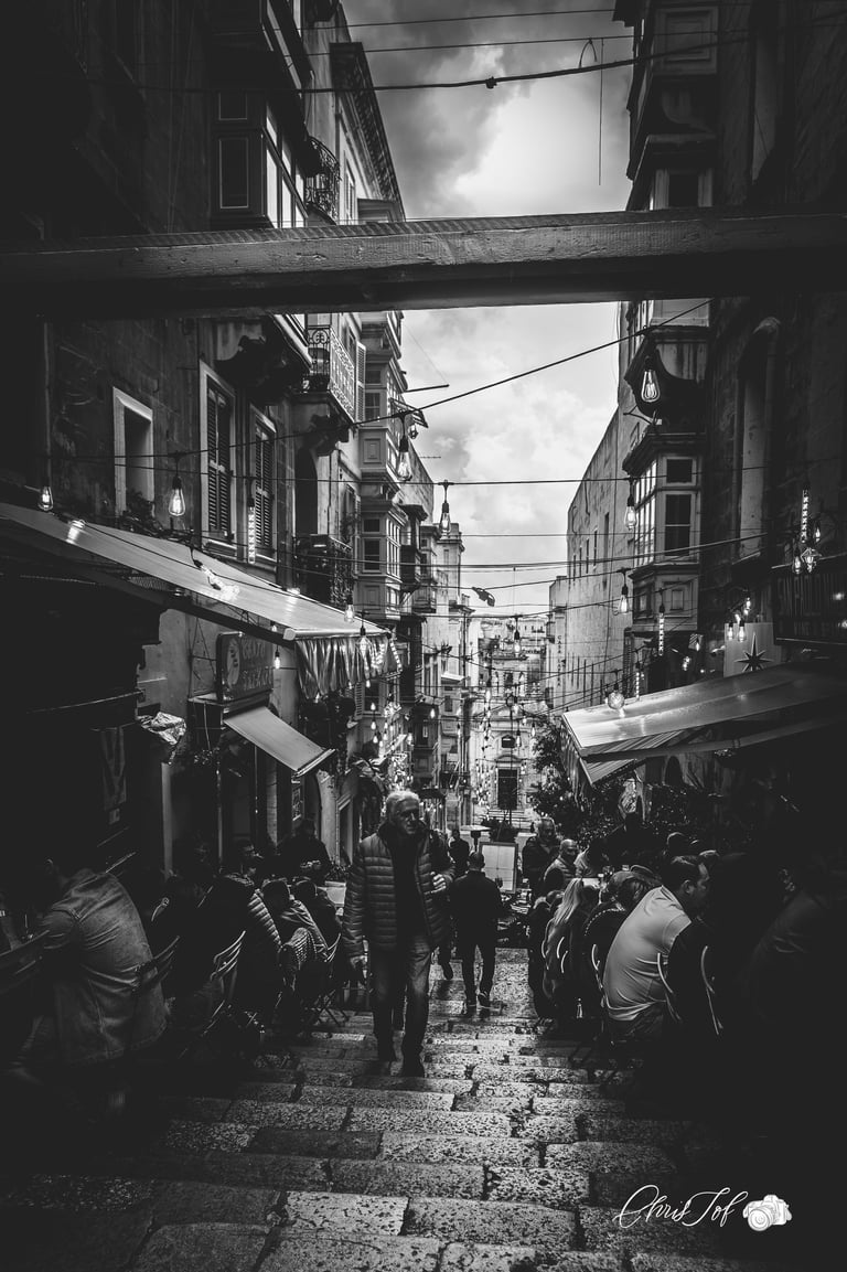 photographie en exterieur noir et blanc pendant un marché dans les rue du centre ville