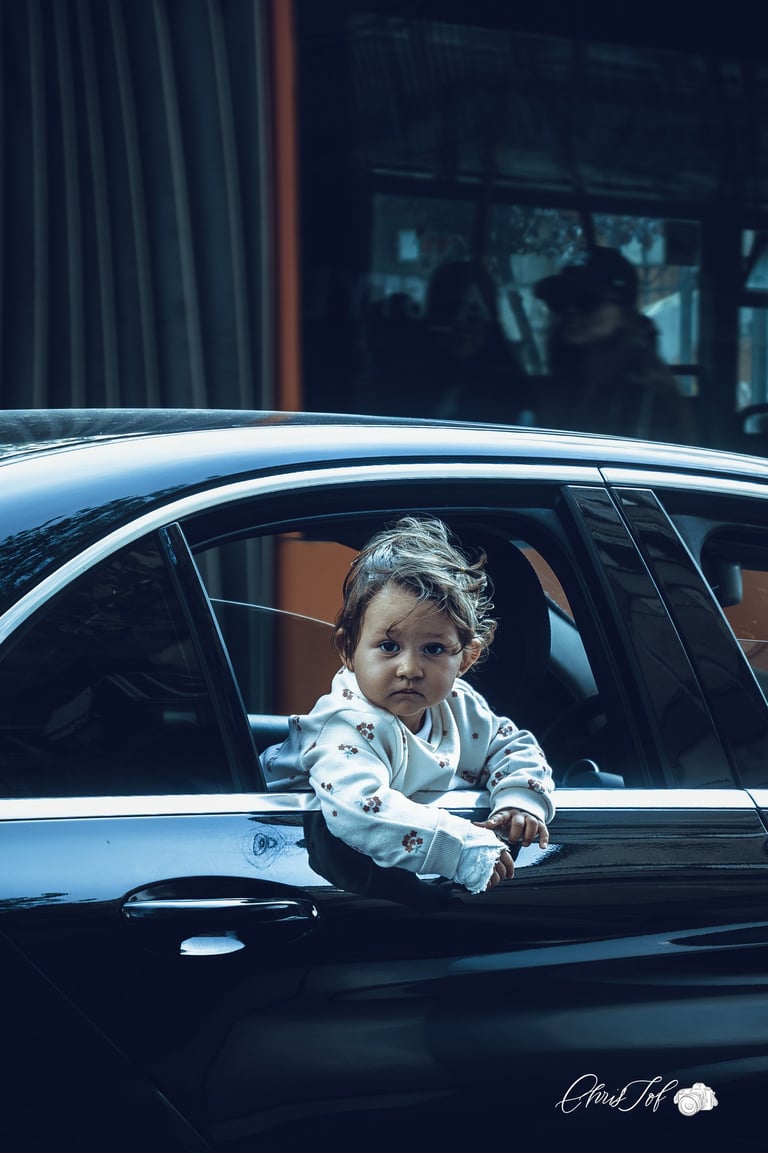 Photos prise sur le vif d'un enfants sortant la tet d'une voiture , regard magnifique et spontané 