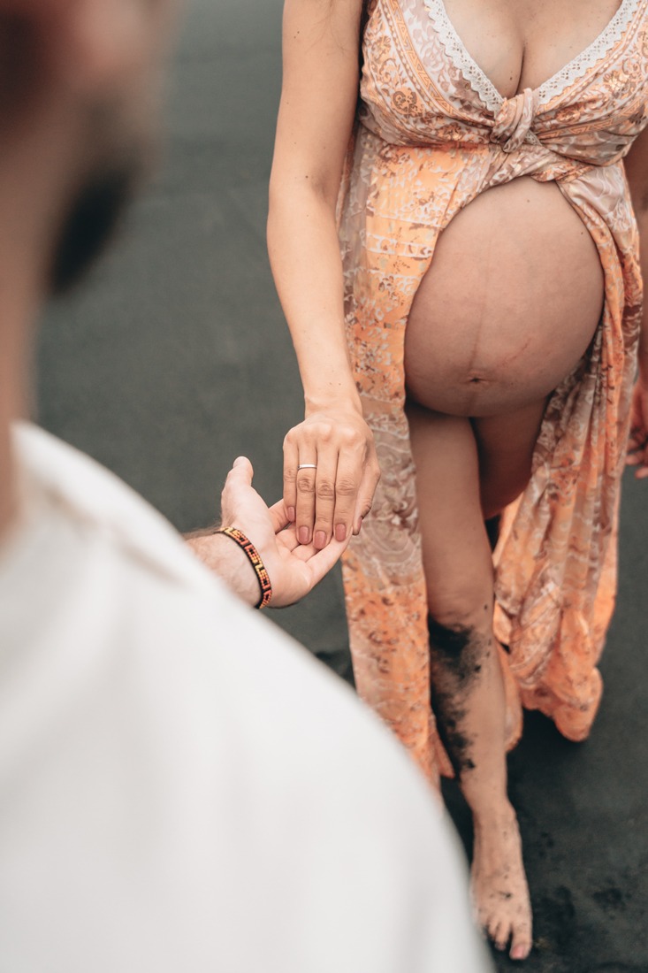 pareja durante una sesión de embarazo