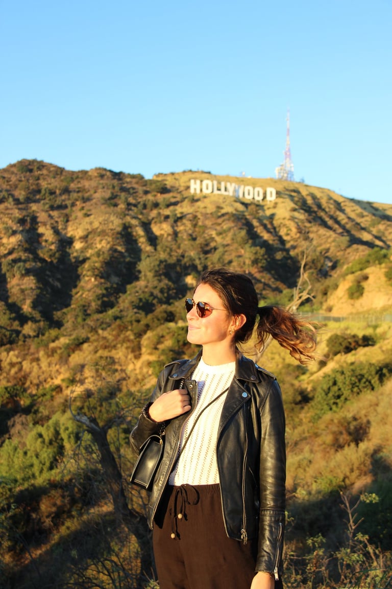 photo-woman-hollywood-sign-background-los-angeles