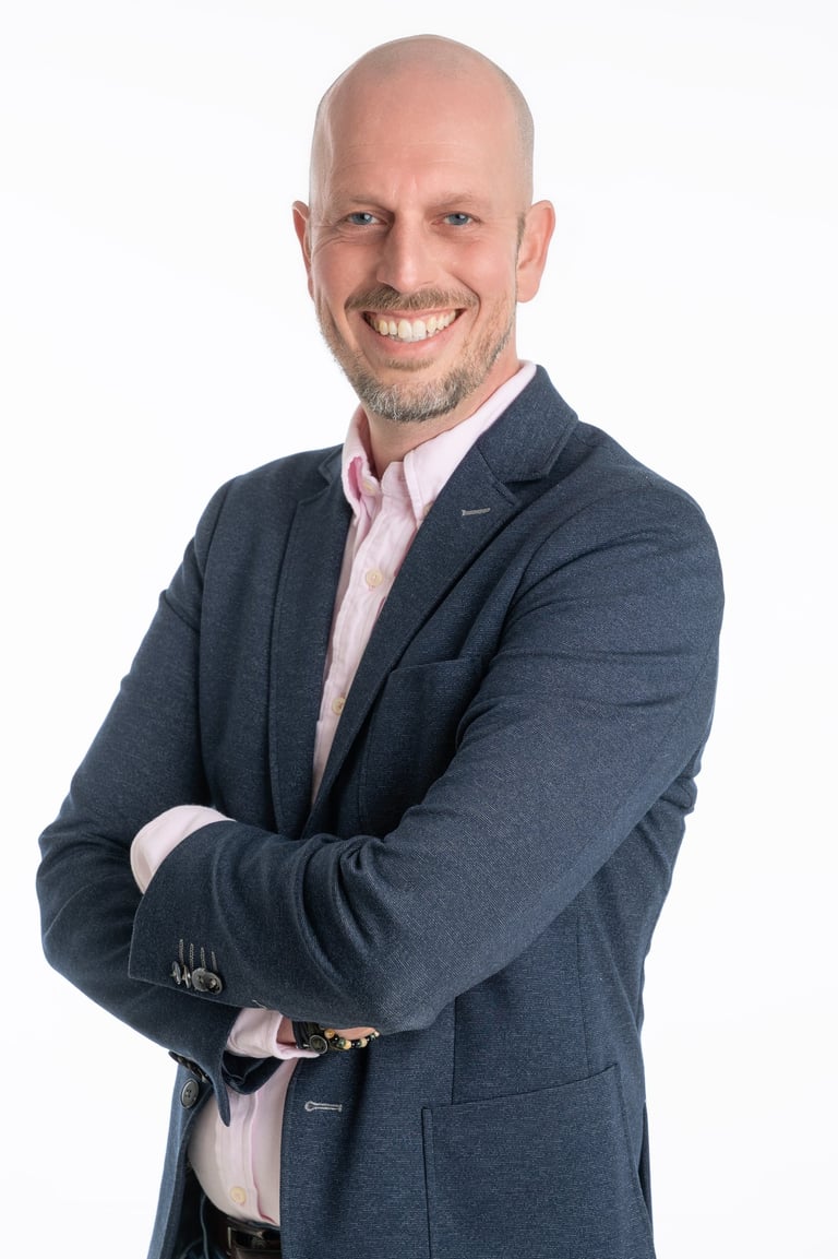 Jirtsin Beenhakker, consultant