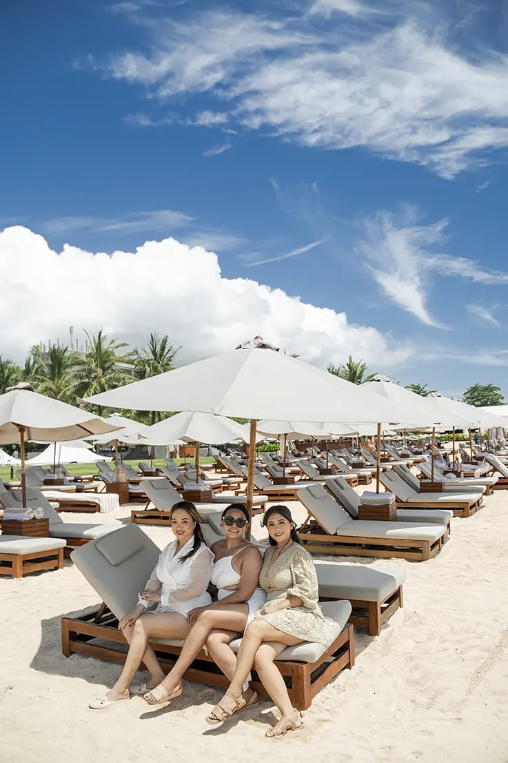 Friends enjoying a beach lifestyle portrait session at The Apurva Kempinski Bali