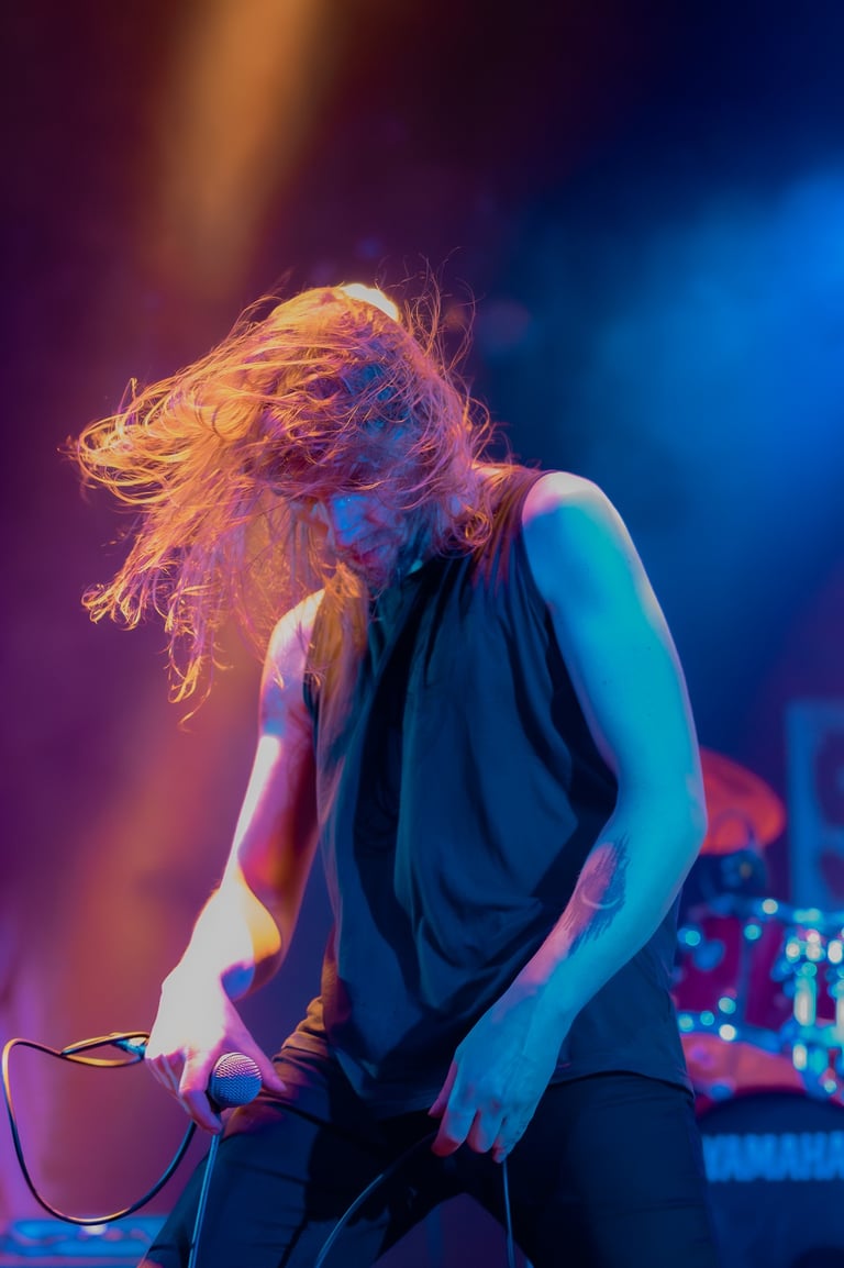 Chanteur faisant un headbang