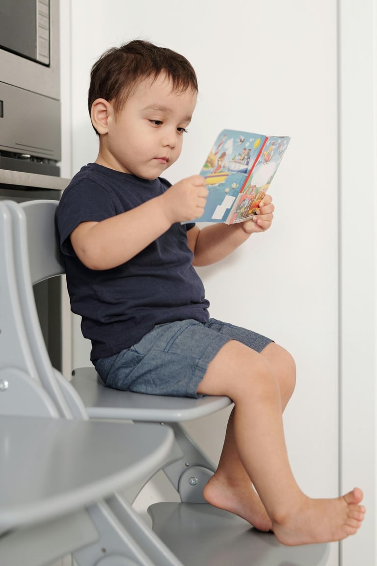 petit garçon qui lit avec un grand sérieux