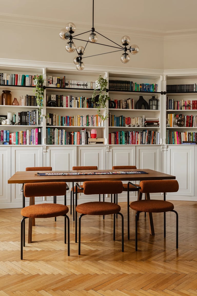 Biała biblioteczka na wymiar, lampa molekularna i jadalnia.