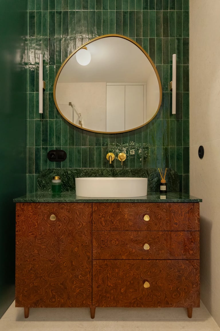 Ekskluzywna łazienka: zdjęcia wnętrz, czeczota i zielony marmur.