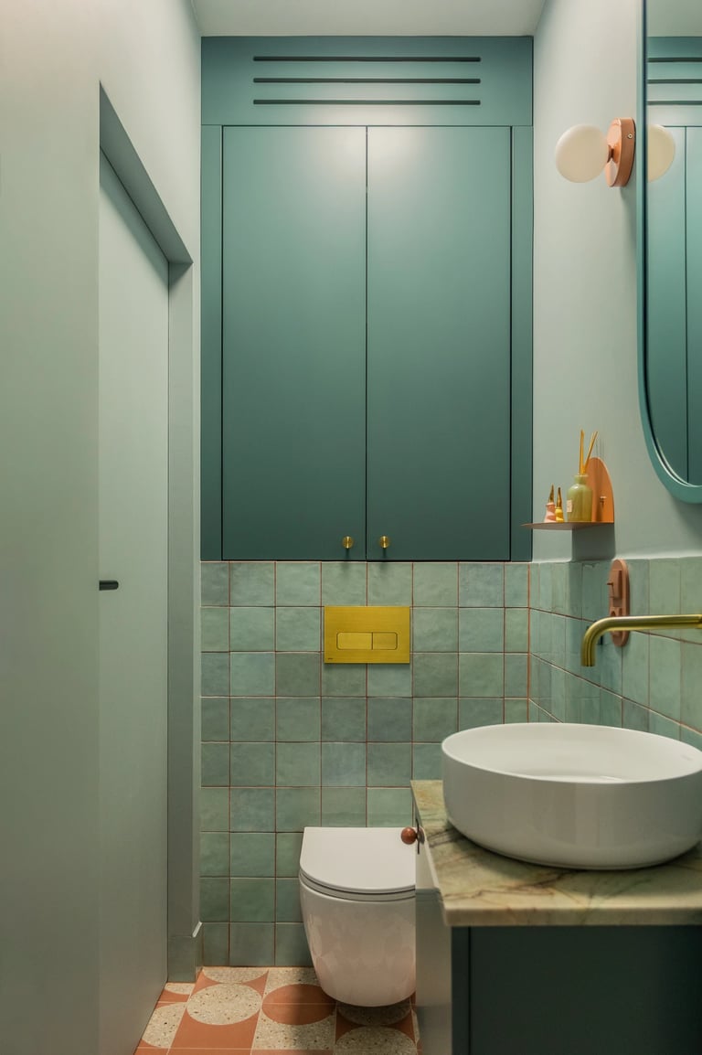 Fotografia architektury: zabudowa meblowa i płytki zellige.