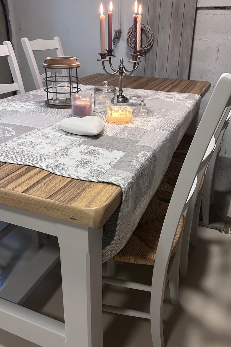 Table relookée avec plateau entièrement poncé et pieds repeints en gris