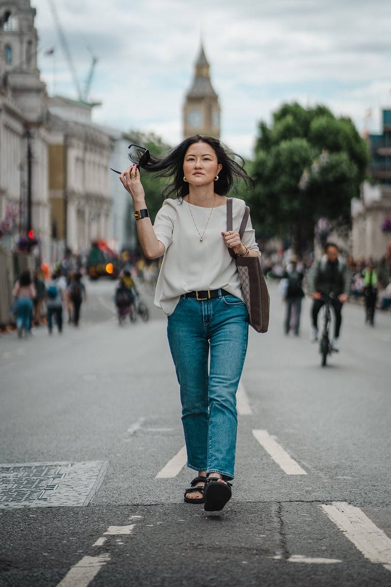 ensaio fotográfico em Londres com pessoa caminhando em rua central e Big Ben ao fundo