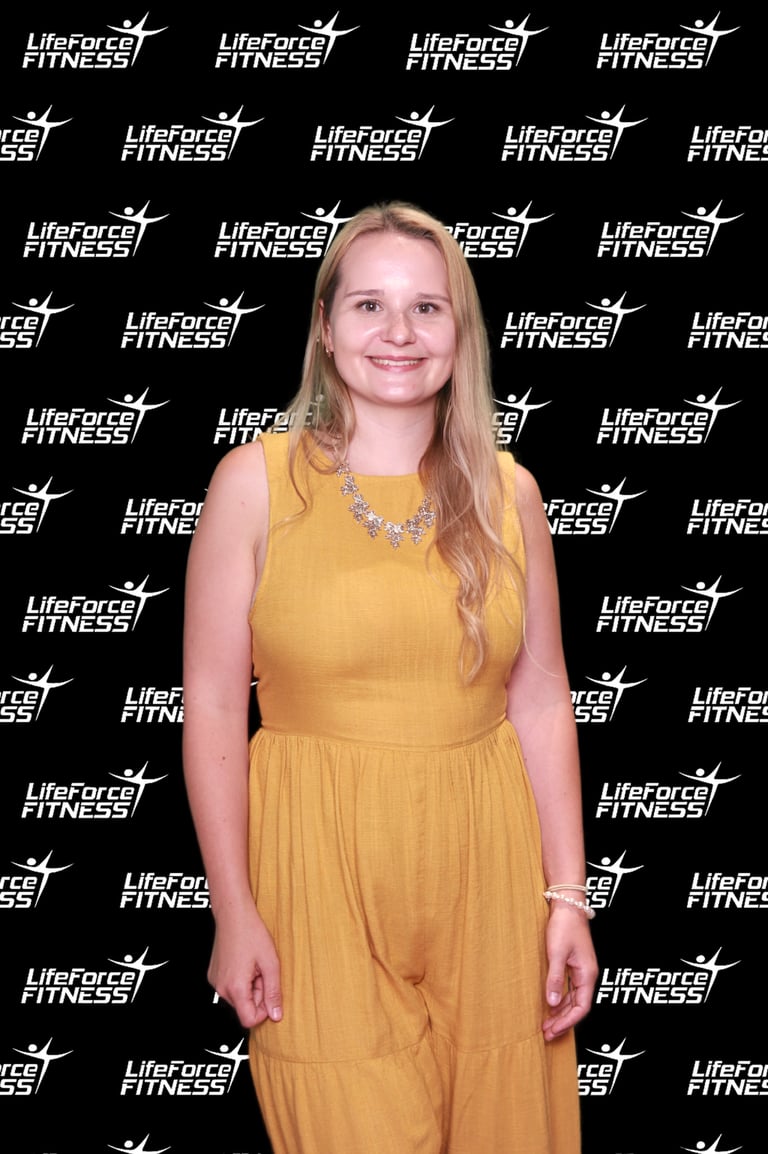 Ein Gast benutzt den Fotospiegel bei einer Firmen Neueröffnung das Logo ist perfekt in Szene gesetzt