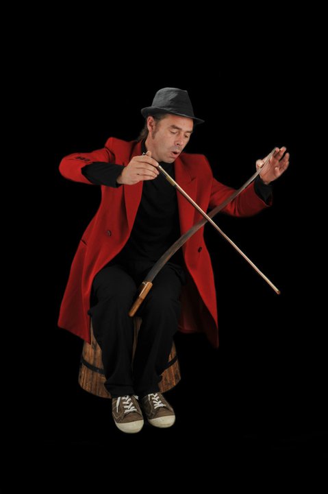 guirigabacho joue de la scie musicale