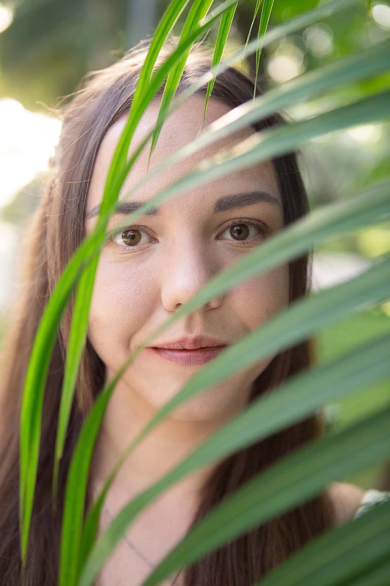 Портрет девушки в пальмовых листья, фотосессия на Фукуок