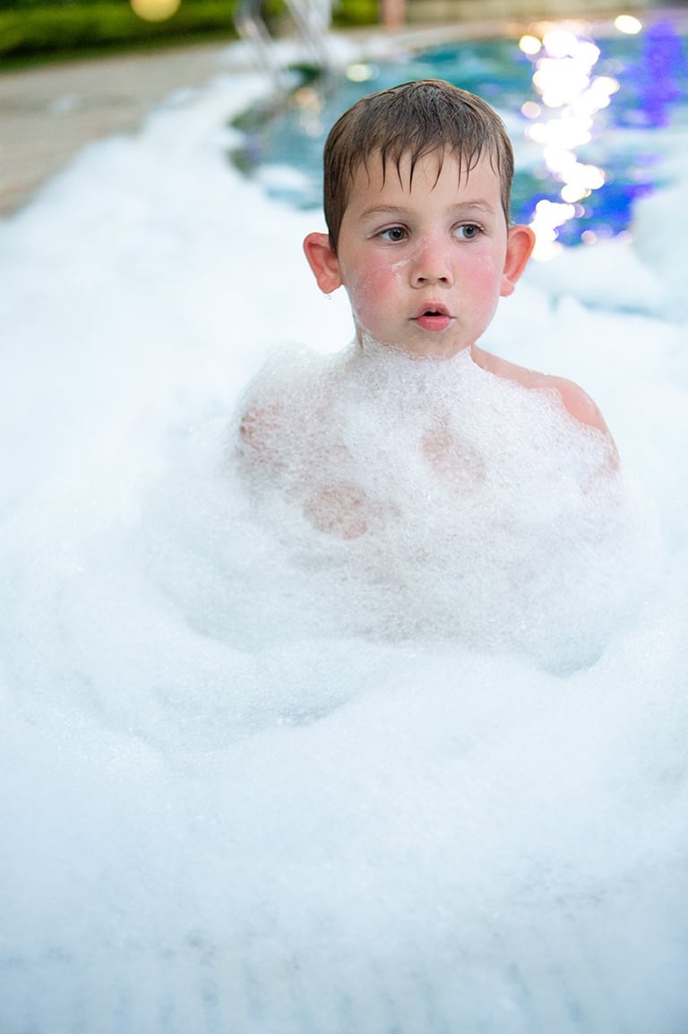 Ребенок в пенном бассейне отеля Radisson Blu на Phu Quoc