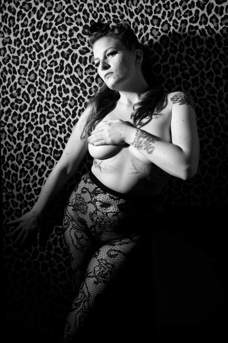 Femme rock'n'roll tapisserie léopard en collants.