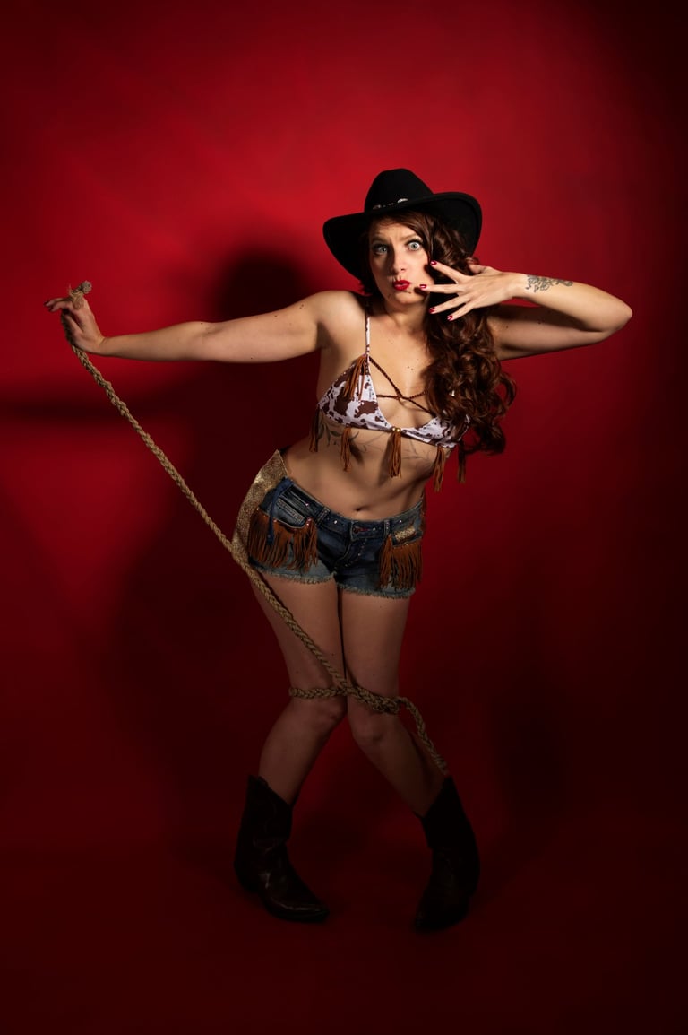 Pin up cowgirl. Femme chapeau de cowby et lasso. Pin up.