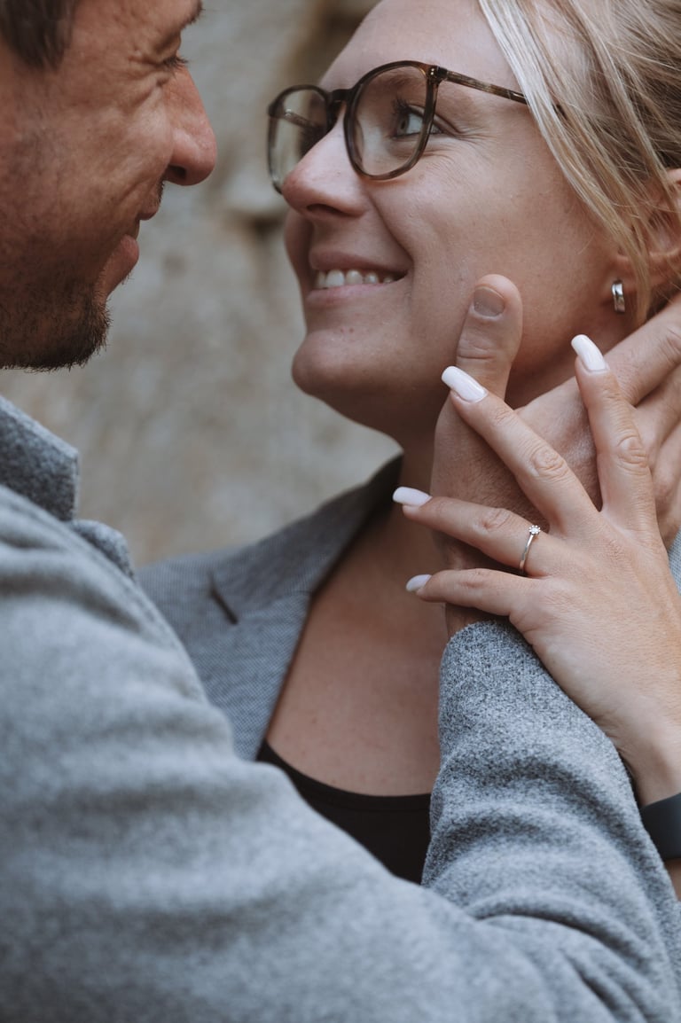 Hochzeitsfotograf Bad Staffelstein: Inniger Moment und liebevoller Blick des verlobten Paares.