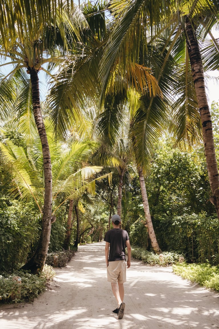 Fotograf Daniel vom Fotografenpaar Coburg im Palmenhain der Malediven.
