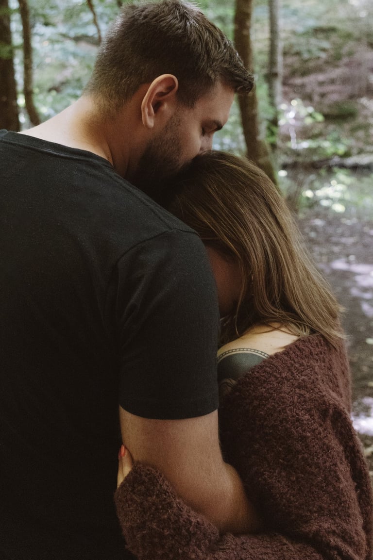 Paarshooting Nürnberg: Zärtlicher Moment, der Mann gibt seiner Frau einen Kuss auf die Stirn. 