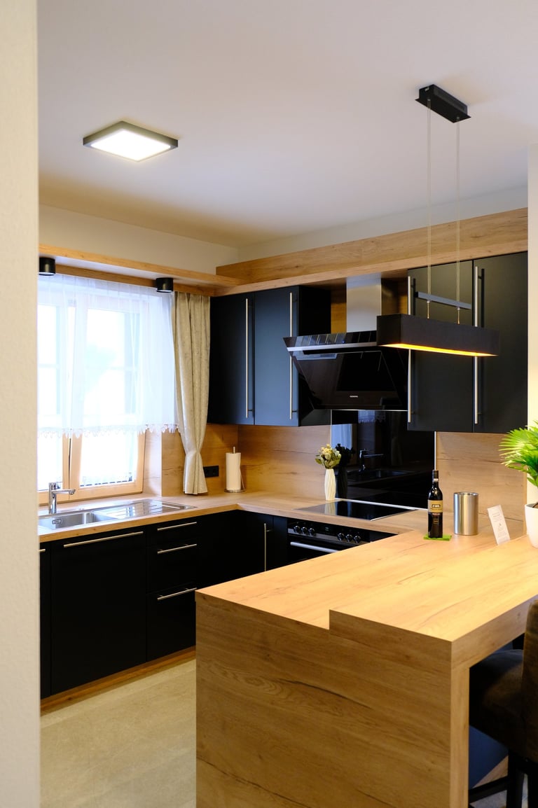 Küchenbereich im Chalet mit Hochtisch