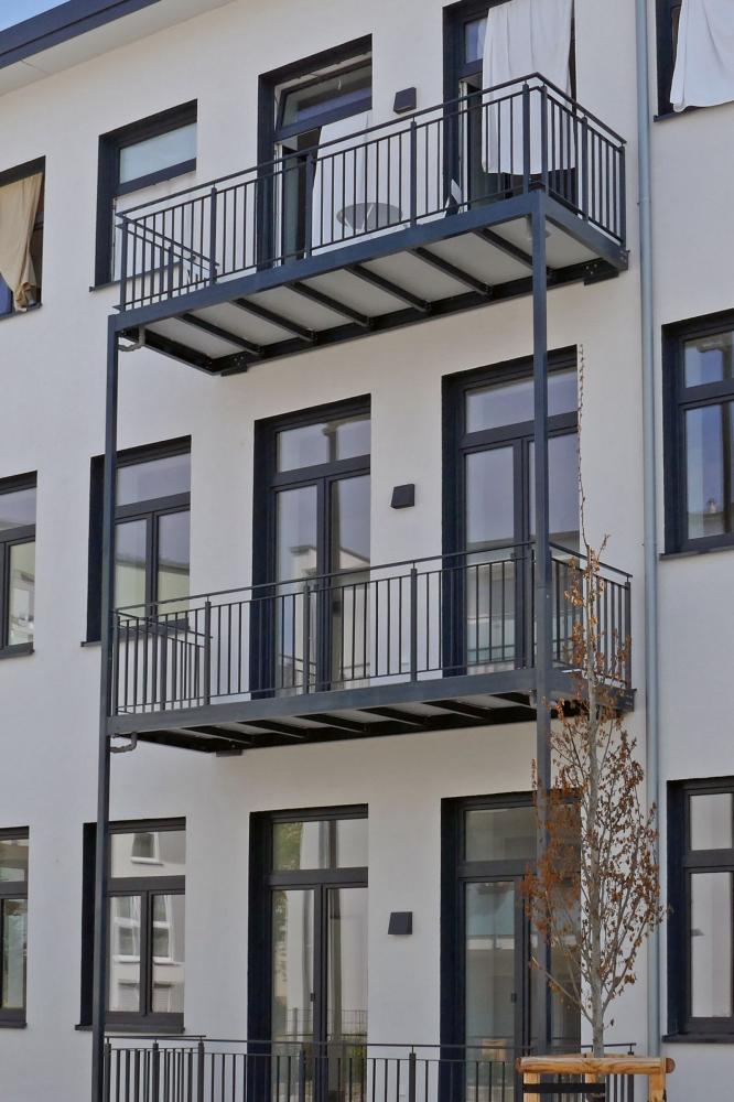 Mehrstöckiger Balkon mit Flachstahlgeländer