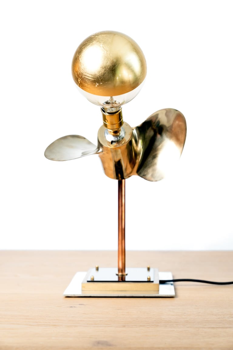 Lampe dorée en hélice de bâteau recyclée