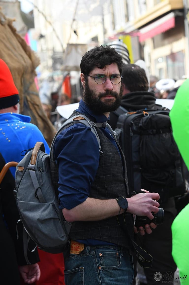 Gaëtan Colmart, photographe et correspondant local à Illiers-Combray, en reportage sur le terrain.