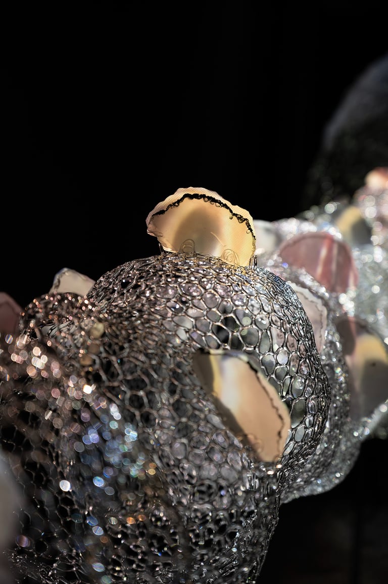 Installation d'une grande sculpture en verre d'un arbre avec des vidéos projetées dessus