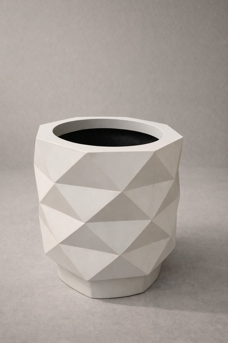 Maceta con formas triangulares en fibra de vidrio 