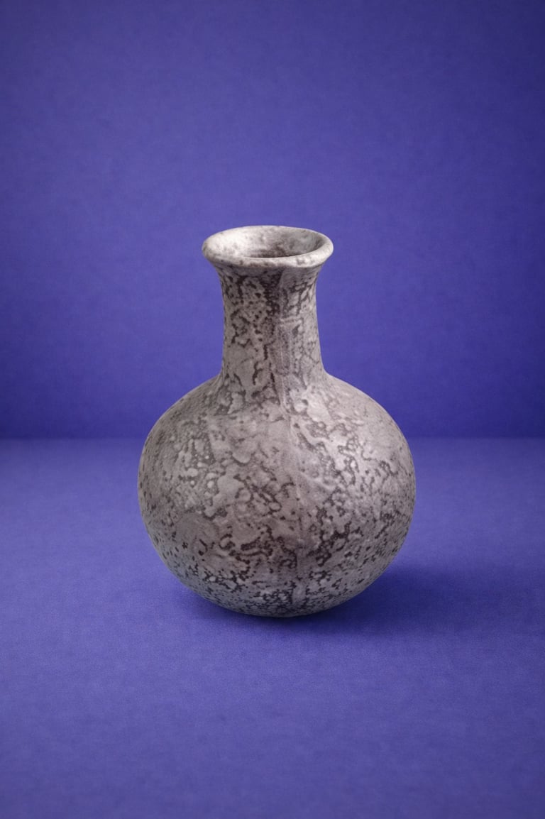 jarrón gris decorativo en fibra de vidrio