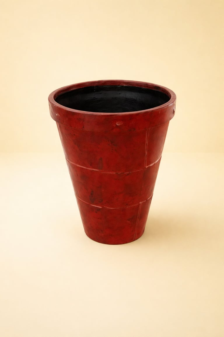 maceta roja alta tipo cono en fibra de vidrio