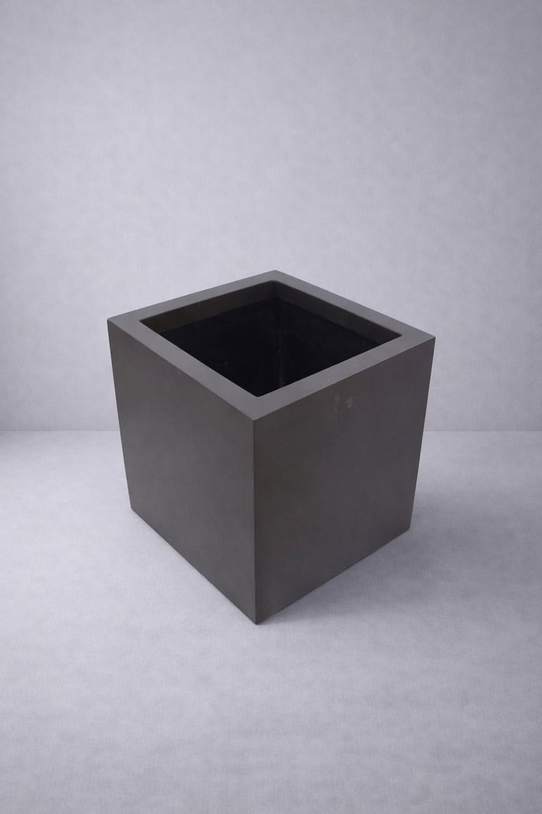 maceta gris cuadrada en fibra de vidrio