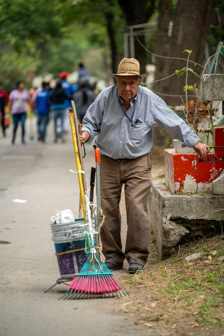 Idoso trabalhando. Imagem Pexels Israel Torres