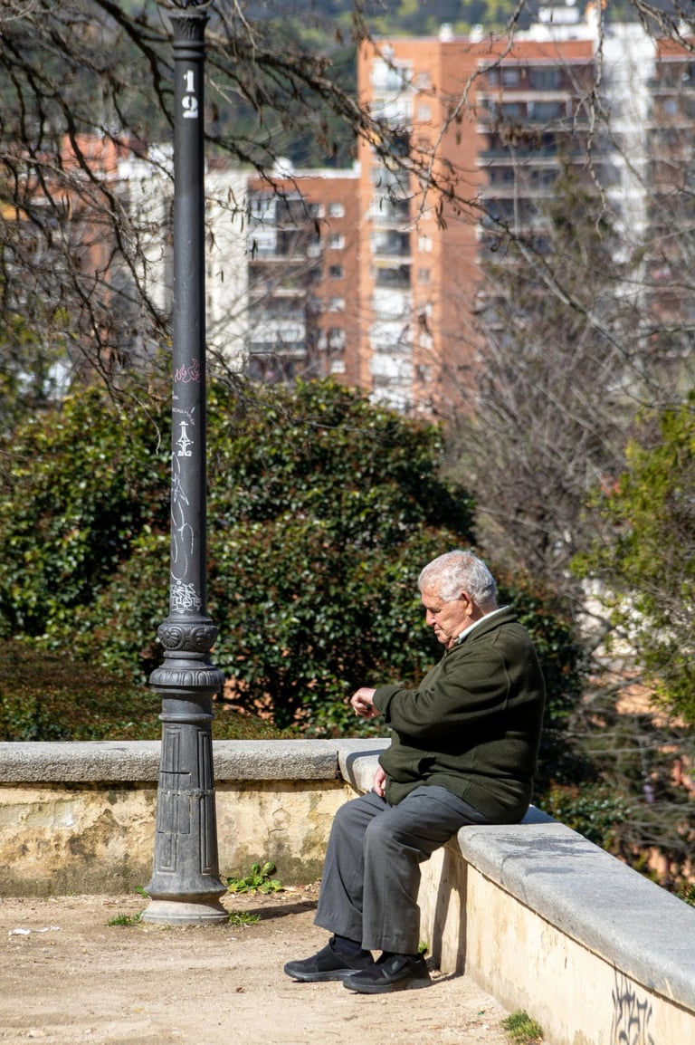 Idoso aguardando. Imagem Pexels Juan Garcia