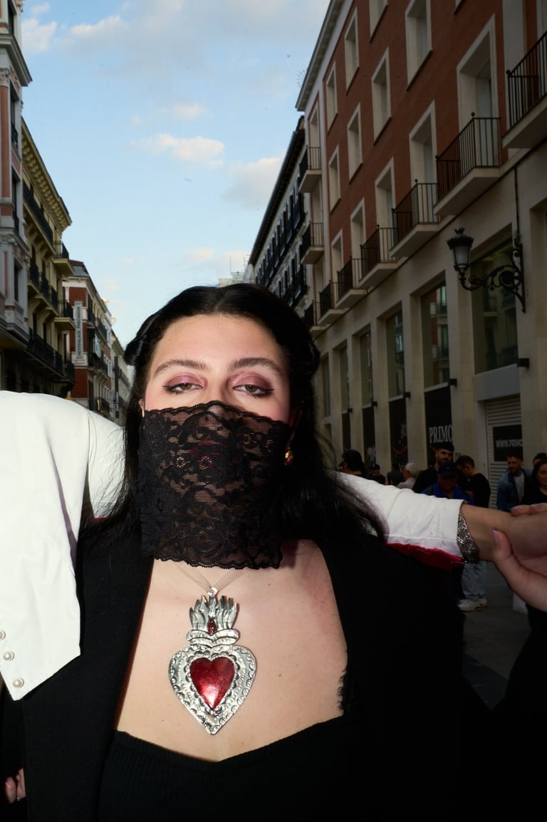 Performance VIA de Pedro Romero (@theromeroproject), acción performativa nocturna en espacio urbano