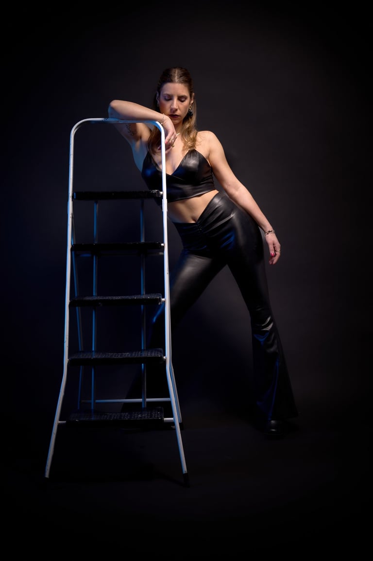 Retratos en estudio de @ariel.vuela que exploran cuerpo, gesto y feminidad contenida.