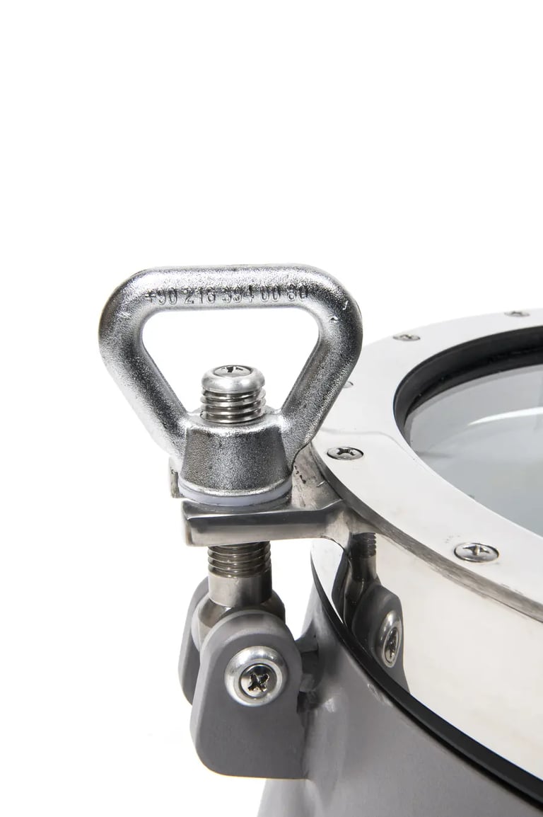 Détail fermeture hublot de bateau ouvrant inox 300 mm
