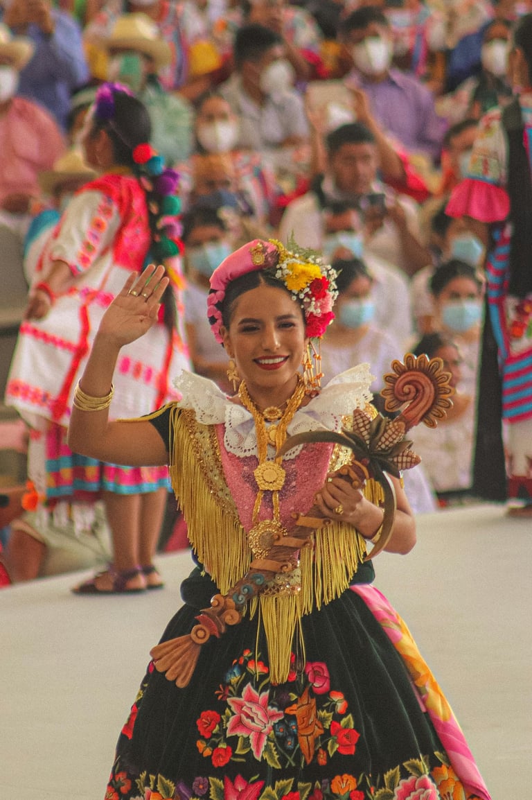 Mujer con traje de Tehuana saludando en la Guelaguetza, Oaxaca.