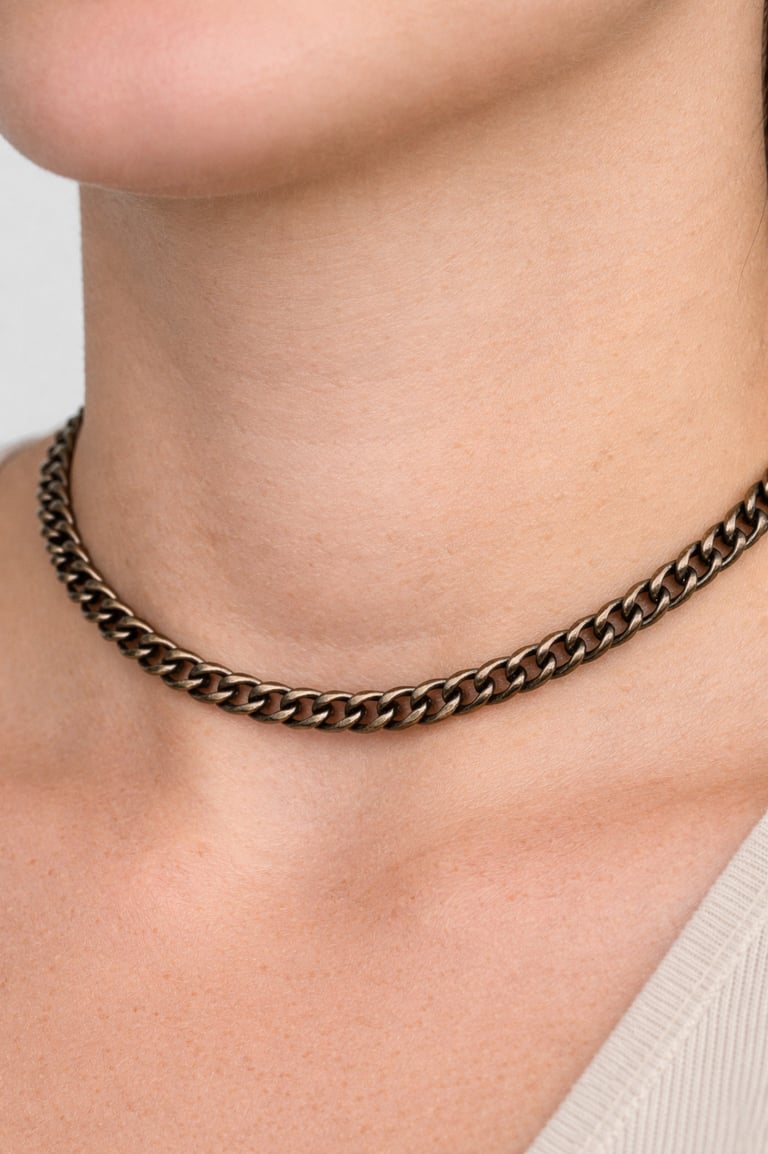 collana in metallo scurita indossata sulla pelle esempio ossidazione