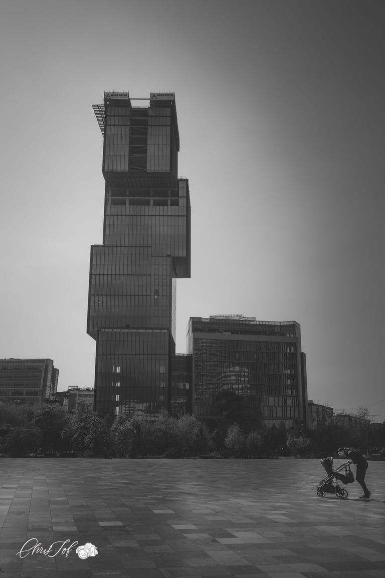 Photographie d'architecture en extérieur noir et blanc , lumineuse prise sur le vif , a l'improviste