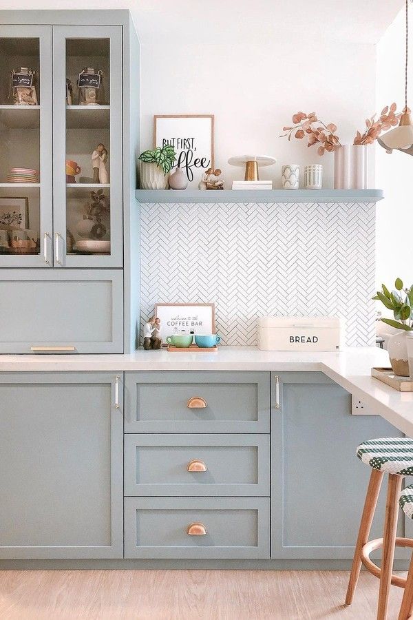 cozinha com puxadores estilo concha rose gold.