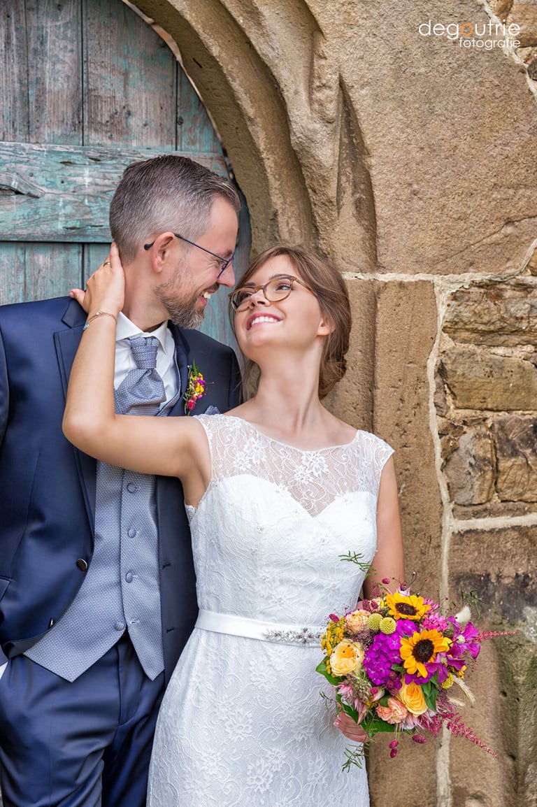 Verliebtes Brautpaar. Glücklich. Schöne Hochzeitsportraits.