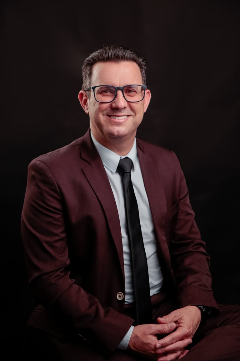 um homem de terno e gravata sorrindo