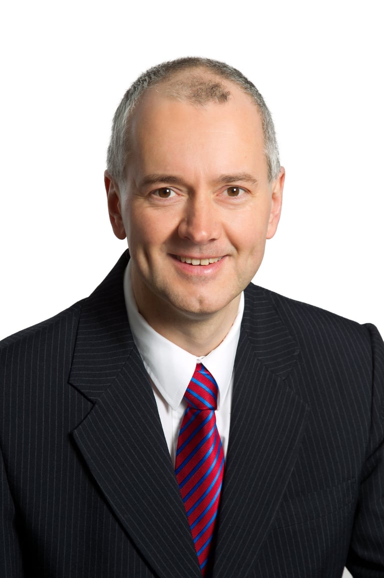 Jörg Grube im Portrait mit Anzug, Krawatte und weißem Hemd