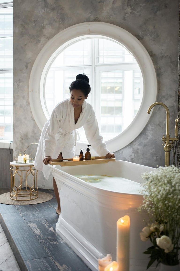 Jeune femme en robe de bain à côté de sa baignoire
