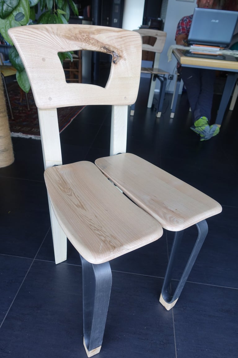 chaise originale en bois et fer