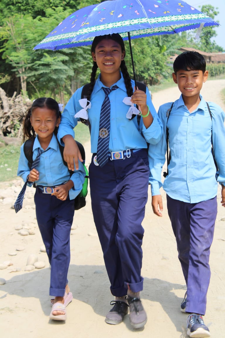 écolières en chemin