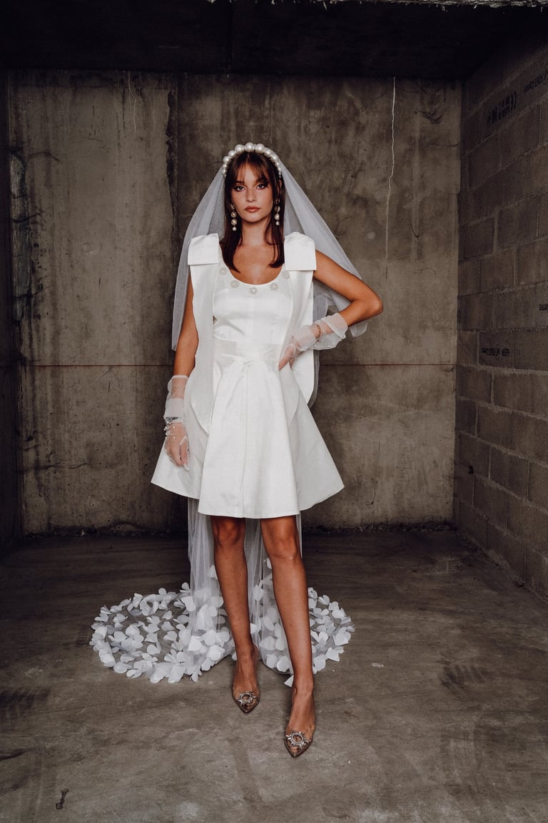 Robe de mariée civile courte blanche avec voile et traîne, look moderne et élégant, showroom mariage