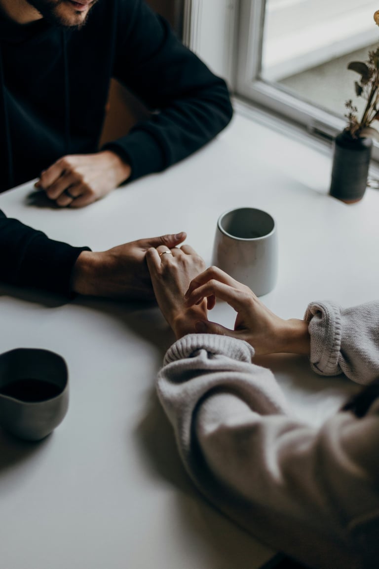 imagen pareja dialogando, terapia de pareja