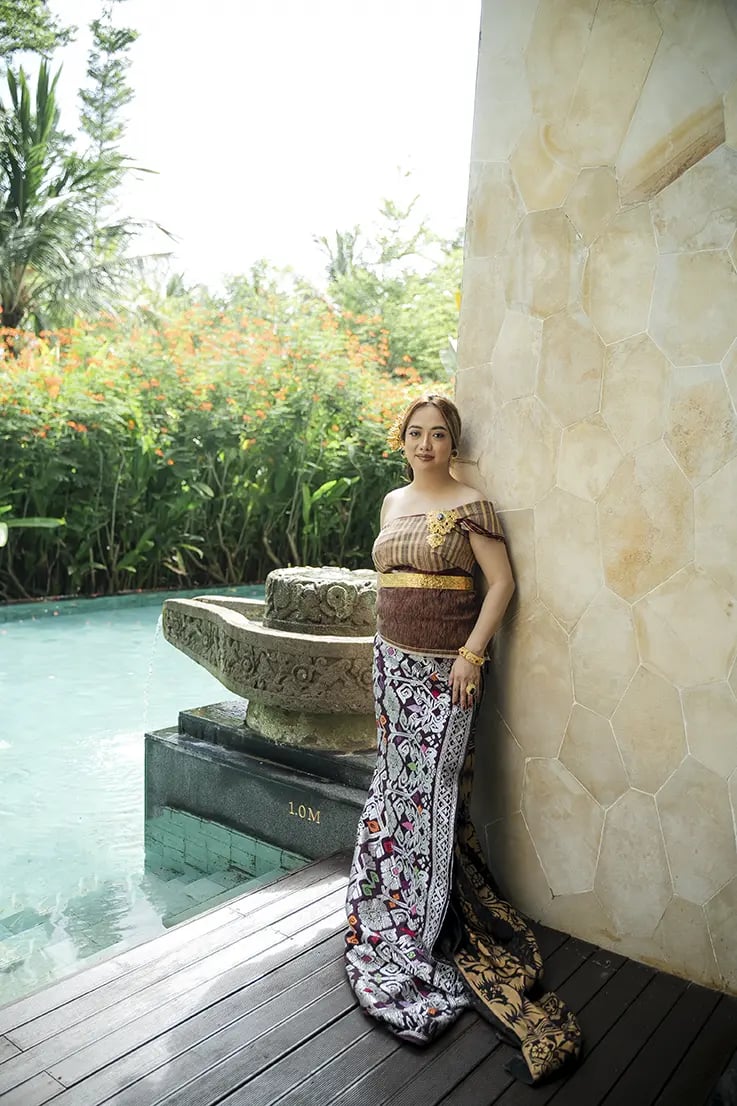 Luxury maternity portrait inside The Apurva Kempinski Bali suite